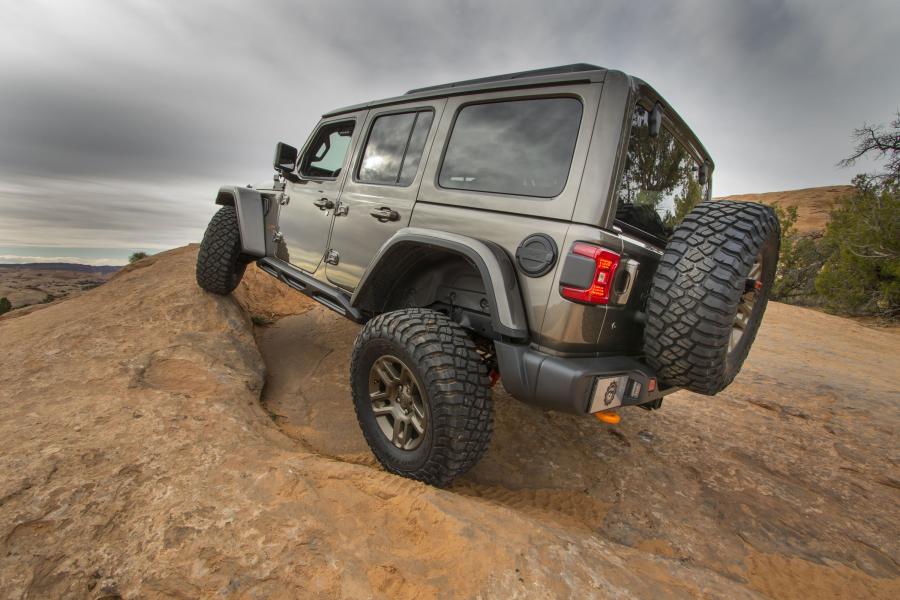  Jeep J-Wagon Concept (JL) 2018 года  (фото 2 из 32)